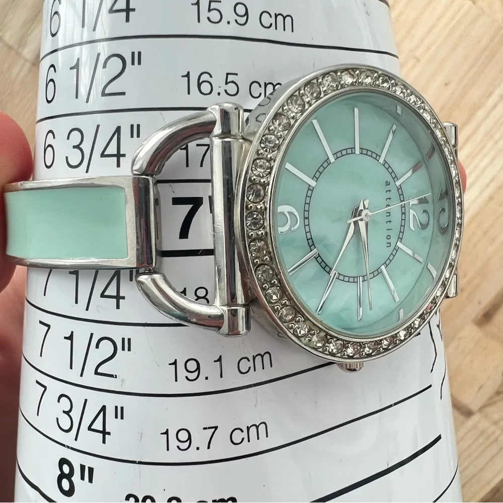 Attention ladies green enamel silver tone fashion bracelet Watch NEW BATTERY